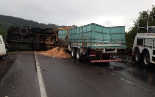 Acidente entre carreta e caminhão causa bloqueio da BR-101, em Dom Pedro de Alcântara<!-- NICAID(15170149) -->
