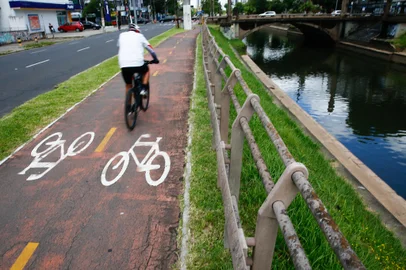 Porto Alegre RS Brasil- Ciclovia da av Ipiranga é liberada no trecho entre as avenidas João pessoa e Edvaldo pereira Paiva. Foto: Jonathan Heckler / Agencia RBS<!-- NICAID(15641271) -->