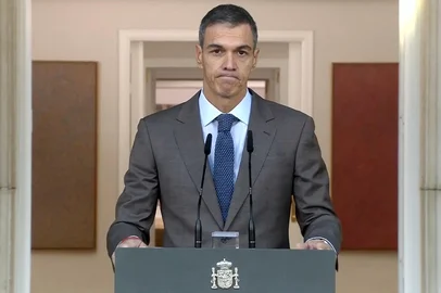HANDOUT / LA MONCLOA In this video grab from handout footage released by La Moncloa on October 5, 2026 Spanish Prime Minister Pedro Sanchez makes a televised statement to call early elections at La Moncloa Palace in Madrid on October 5, 2026. Spanish Prime Minister Pedro Sanchez today called a snap election for November 29, after parliament rejected housing relief measures proposed by his minority government. (Photo by Handout / LA MONCLOA / AFP) / RESTRICTED TO EDITORIAL USE - MANDATORY CREDIT "AFP PHOTO / LA MONCLOA " - HANDOUT - NO MARKETING NO ADVERTISING CAMPAIGNS - DISTRIBUTED AS A SERVICE TO CLIENTS<!-- NICAID(16381023) -->