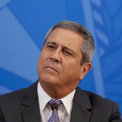 DF - PRISÃO/BRAGA NETTO/PF/ARQUIVO - POLÍTICA - FOTO DE ARQUIVO DE 13/03/2020. O Ministro da Casa Civil, Walter Braga Neto, concede entrevista à imprensa sobre a   evolução da Covid-19, no Salão Oeste do Palácio do Planalto, em Brasília (DF).  A Polícia Federal prendeu, na manhã   deste sábado, 14, o general da reserva Walter Souza Braga Netto, ex-ministro da Defesa e candidato a vice na chapa   de Jair Bolsonaro (PL). Ele foi detido em Copacabana, no Rio de Janeiro, em uma operação que contou com o apoio do   Exército. Braga Netto será entregue ao Comando Militar do Leste, onde ficará sob custódia das Forças Armadas. O   mandado de prisão preventiva por obstrução da Justiça foi expedido pelo Supremo Tribunal Federal (STF).   13/03/2020 - Foto: DIDA SAMPAIO/ESTADÃO CONTEÚDO<!-- NICAID(15935763) -->