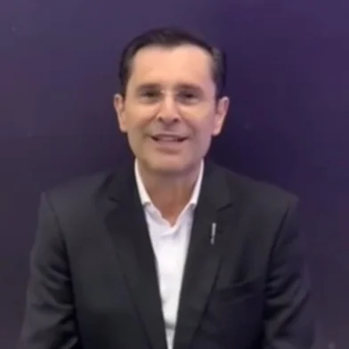 Bob Floriano, jornalista e locutor, morreu aos 64 anos na madrugada desta segunda-feira, 4. O comunicador havia sido diagnosticado com uma leucemia, de acordo com a rádio CBN.<!-- NICAID(16094516) -->