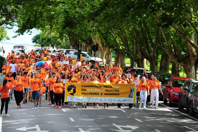 Porthus Junior / Agencia RBS CAXIAS DO SUL, RS, BRASIL, 04/12/2022. Caminhada pelo Fim da Violência contra Mulheres e Meninas organizada pelo grupo Mulheres do Brasil. A caminhada começou no largo da prefeitura (na rua Alfredo Chaves) passou pela Júlio de Castilhos até a Praça Dante Alighieri, seguindo até o Parque dos Macaquinhos. (Porthus Junior/Agência RBS)<!-- NICAID(15285052) -->