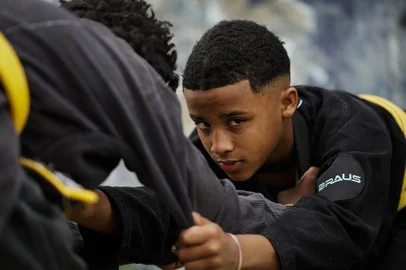 Mateus Bruxel / Agencia RBS CACHOEIRINHA, RS, BRASIL, 12-01-2026: Matheus Melo, 12 anos, em um parque em Cachoeirinha. Ele pratica jiu-jitsu e busca ajuda financeira para participar de competição sul-americana da modalidade no Rio de Janeiro. Foto: Mateus Bruxel/Agência RBSIndexador: MATEUS BRUXEL<!-- NICAID(16202590) -->