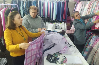 Peças de soft, malha e lã, para todos os gostos e tamanhos, são atrativo aos visitantes da Feira de Inverno que teve programação aberta neste sábado (24), em Flores da Cunha. A 34ª edição do evento, que ocorre aos sábados e domingos, até o dia 16 de julho, reúne 60 expositores nos Pavilhões do Parque da Vindima Eloy Kunz. A expectativa da organização é de que 40 mil pessoas visitem a feira multissetorial, que também oferece gastronomia e programação cultural, com entrada e estacionamento gratuitos..Volmir Guarnieri, 52, e a agente educacional, Lourdes Fior Guarnieri, 61.<!-- NICAID(15465372) -->