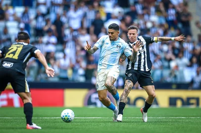 Gremio x Atletico-MGRS - FUTEBOL/CAMPEONATO BRASILEIRO 2026/GREMIO X ATLETICO-MG  - ESPORTES - Lance da partida entre Gremio e Atletico-MG disputada na tarde deste domingo, na Arena MRV, em Belo Horizonte, valida pela Campeonato Brasileiro 2026. FOTO: LUCAS UEBEL/GREMIO FBPAEditoria: SPOLocal: Belo HorizonteIndexador: Lucas UebelSecao: futebolFonte: Gremio.netFotógrafo: Gremio x Atletico-MG<!-- NICAID(16346922) -->