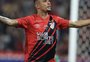 Ex-Grêmio marca três vezes, e Athletico-PR elimina Guarany de Bagé na Copa do Brasil