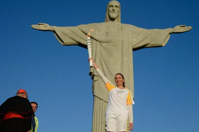 Tocha olÃ­mpica amanhece no Cristo Redentor*A PEDIDO DE GABRIEL SALAZAR* Rio de Janeiro - O prefeito do Rio de Janeiro, Eduardo Paes, o cardeal dom Orani Tempesta e a ex-jogadora de vôlei Isabel Salgado segura a chama olímpica em frente ao Cristo Redentor, uma das sete maravilhas do mundo moderno - Foto: Tânia Rego/Agência BrasilLocal: Rio de JaneiroIndexador: TÃ¢nia RÃªgo<!-- NICAID(15266927) -->