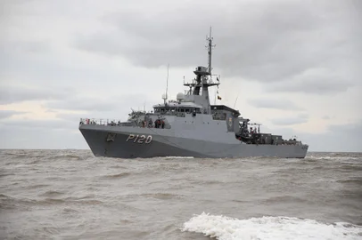 Rio Grande, RS - 10.05.2024: Navio Amazonas da Marinha chegando em Rio Grande. Esse é o 1° navio a chegar para auxiliar o RS. FOTO: DUDA FORTES, AGÊNCIA RBS<!-- NICAID(15760499) -->