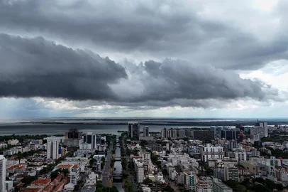 PORTO ALEGRE, RS, BRASIL, 17-02-2026: Formação de nuvens carregadas na tarde de terça (17) em direção a área central de Porto Alegre. Foto: Bruno Todeschini/Agência RBS<!-- NICAID(16227053) -->