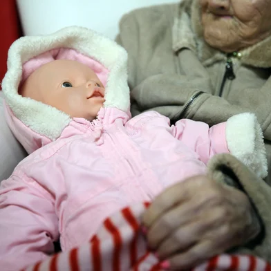 CAXIAS DO SUL, RS, BRASIL, 30/06/2025. Como a terapia com bonecas contribui para o bem-estar de pessoas com alzheimer em Caxias. Conhecemos o Residencial Geriátrico Bela Vista, que oferece o tratamento, atualmente, para três pacientes com a doença entre os estágios intermediário e avançado. (Porthus Junior/Agência RBS)Indexador: Porthus JUNIOR<!-- NICAID(16070483) -->