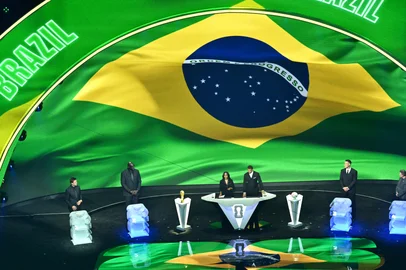 ROBERTO SCHMIDT / AFP Brazil's flag is displayed on a scren during the draw for the 2026 FIFA Football World Cup taking place in the US, Canada and Mexico, at the Kennedy Center, in Washington, DC, on December 5, 2025. (Photo by Roberto SCHMIDT / AFP)<!-- NICAID(16181278) -->