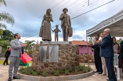 Maicon Hinrichsen / Divulgação Monumento aos 150 anos da Imigração Italiana em Antônio Prado, na Serra gaúcha. Idealizado pelo Círculo Cultural Ítalo-Brasileiro (CIBRAP), Agência de Desenvolvimento do Patrimônio Cultural e Natural (ADESP) e Prefeitura de Antônio Prado, o projeto foi produzido em concreto armado pelo artista brasileiro Vinicius Ribeiro, inspirado no Monumento all'Emigrante de Asiago (Itália). A obra, que mede 2,20 metros de altura, 2,5 metros de largura e 70 centímetros de profundidade, foi instalada sobre uma base de 1,5 metros.<!-- NICAID(16163805) -->