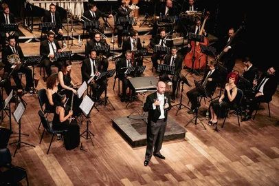 Sob a regência do maestro Gilberto Salvagni, a Orquestra Municipal de Sopros sobre ao palco do Teatro Municipal Pedro Parenti, no dia 24 de setembro, às 18h, para apresentar o concerto “Música de Cinema”.  A banda sinfônica fará uma apresentação repleta de trilhas sonoras inesquecíveis. O programa inclui algumas das obras mais emblemáticas da história do cinema, com arranjos especiais para a orquestra.<!-- NICAID(15541609) -->