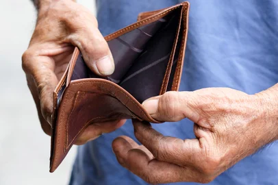 PORTO ALEGRE, RS, BRASIL, 03-10-2025: Carteira vazia. Foto: Photo Sesaon/stock.adobe.comFonte: 436790881<!-- NICAID(16138877) -->