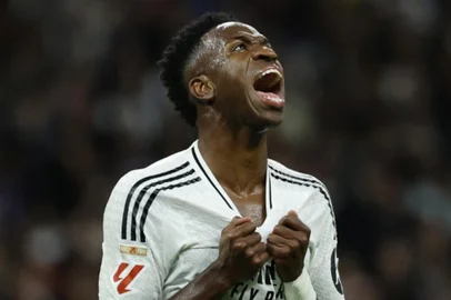 Real Madrid's Brazilian forward #07 Vinicius Junior reacts during the Spanish league football match between Real Madrid CF and FC Barcelona at the Santiago Bernabeu stadium in Madrid on October 26, 2024. (Photo by OSCAR DEL POZO / AFP)Editoria: SPOLocal: MadridIndexador: OSCAR DEL POZOSecao: soccerFonte: AFPFotógrafo: STR<!-- NICAID(15901600) -->