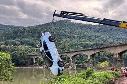 Carro roubado na Argentina é encontrado no Rio da Prata, entre Vila Flores e Antônio Prado<!-- NICAID(15781455) -->
