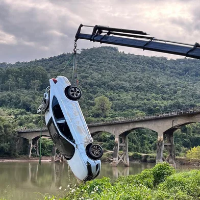 Carro roubado na Argentina é encontrado no Rio da Prata, entre Vila Flores e Antônio Prado<!-- NICAID(15781455) -->