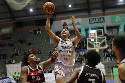 CAXIAS DO SUL, RS, BRASIL. 02/05/2025. Jogo 4 dos playoffs do NBB, entre Caxias Basquete e Flamengo, no Ginásio do SESI, em Caxias do Sul. (Ulisses Castro / Agência RBS).<!-- NICAID(16029281) -->