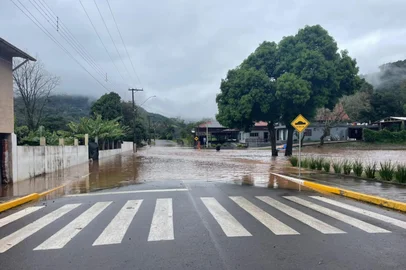 Marcos Cardoso / agência RBS Chuva causa transtornos em Santa Tereza<!-- NICAID(16331693) -->