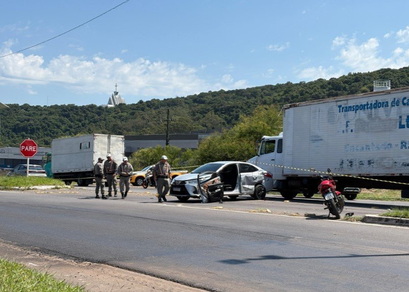 Criminoso que roubou carro em revenda de ve&iacute;culos morre em confronto com BM