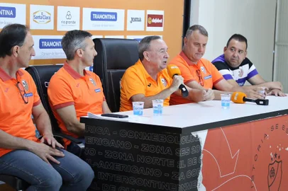 sob o comando do técnico andré bié e com quatro contratações, equipe laranja iniciou os trabalhos<!-- NICAID(15325028) -->