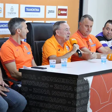 sob o comando do técnico andré bié e com quatro contratações, equipe laranja iniciou os trabalhos<!-- NICAID(15325028) -->