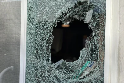 Um homem morreu após ser baleado durante uma ação da Brigada Militar na zona rural de Pelotas, na madrugada desta quinta-feira (15). Ele foi identificado como Marcos Noremberg, de 48 anos. As primeiras informações apuradas pela reportagem de GZH Zona Sul dão conta que equipes da Brigada Militar estavam em busca de uma quadrilha suspeita de sequestros e cercaram uma residência por volta das 3h da manhã.<!-- NICAID(16204518) -->