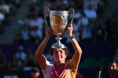 Brazil's Joao Fonseca celebrates with the trophy after defeating Argentina's Francisco Cerundulo in the ATP 250 Argentina Open singles final tennis match in Buenos Aires on February 16, 2025. (Photo by Luis ROBAYO / AFP)<!-- NICAID(15977566) -->