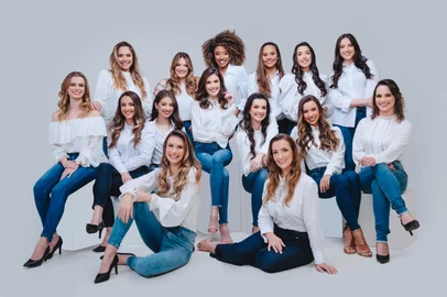 Candidatas a rainha da Festa da Uva 2024. E-D, atrás,  Letícia Nunes, Ana Carolina Pellicioli Catafesta, Thayse Oliveira Cabral, Raele Garbin, Luana Zurlo Ávila, Lizandra Mello Chinali. Meio, e-d, Luísa Trott Miola, Letícia de Carvalho, Mahayana Torves Rodrigues, Gabriela Fabíola Isoton,  Vanise Saciloto Camassola, Eduarda Ruzzarin Menezes, Gabriela Letícia Boff. Na frente, e-d, Laysa Bettiato Poloni e Isadora Losekann Marcon<!-- NICAID(15473097) -->