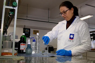 Umidade favorece o mofo no inverno e pode causar doenças; veja como reduzir o problema. na foto,  professora do curso de Engenharia Química da Universidade de Caxias do Sul (UCS), Camila Baldasso<!-- NICAID(16321471) -->