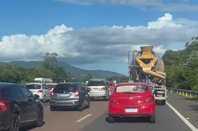 Lentidão na freeway (BR-290) em Santo Antônio da Patrulha. Tarde de 31/1/2025