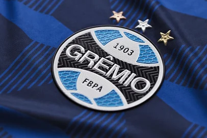 Grêmio e Umbro lançam uniforme número três no dia de seus 116 anos.<!-- NICAID(14249404) -->