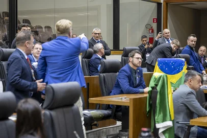 Movimentação de plenário. Na foto, os vereadores Gilvani o Gringo e Rafael Fleck discutem.<!-- NICAID(16035574) -->