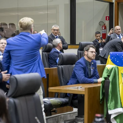 Movimentação de plenário. Na foto, os vereadores Gilvani o Gringo e Rafael Fleck discutem.<!-- NICAID(16035574) -->
