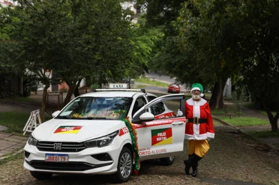 PORTO ALEGRE, RS, BRASIL - 2024.12.22: Taxista se veste como Papai Noel com as cores do RSl. (Foto: Renan Mattos/ Agência RBS)Nilton Boanova<!-- NICAID(15940869) -->