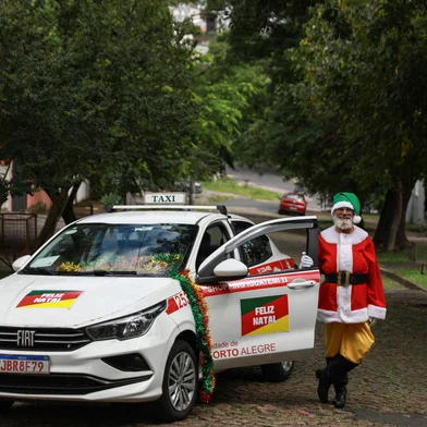 PORTO ALEGRE, RS, BRASIL - 2024.12.22: Taxista se veste como Papai Noel com as cores do RSl. (Foto: Renan Mattos/ Agência RBS)Nilton Boanova<!-- NICAID(15940869) -->