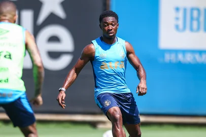 PORTO ALEGRE, RS, BRASIL, 25-02-2025: O atacante Francis Amuzu participa de treino do Grêmio no CT Luiz Carvalho. (Foto: Lucas Uebel/Grêmio/Divulgação) <!-- NICAID(15984730) -->