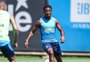 Atacante do Grêmio volta a trabalhar com bola e deve ser opção contra o Atlético Grau