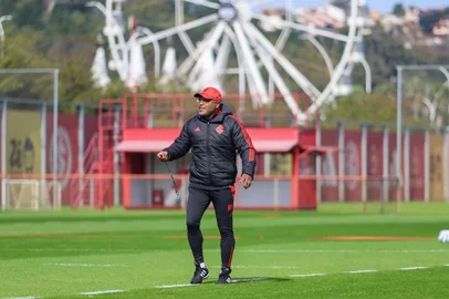 Roger Machado durante treino do Inter<!-- NICAID(16072669) -->