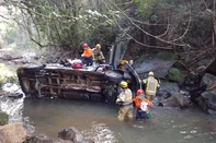 acidente entre uma carreta e uma van na RSC-453, em Farroupilha<!-- NICAID(16018869) -->