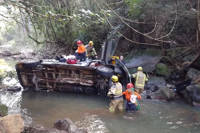 acidente entre uma carreta e uma van na RSC-453, em Farroupilha<!-- NICAID(16018869) -->