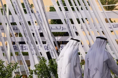 People walk at the venue of the COP28 United Nations climate summit in Dubai on December 6, 2023. A record almost 2,500 fossil fuel lobbyists have been accredited for UN climate talks in Dubai, as negotiators wrestle with calls to end all new oil, gas and coal projects to curb global warming, campaign groups said on December 5. (Photo by Giuseppe CACACE / AFP)Editoria: ENVLocal: DubaiIndexador: GIUSEPPE CACACESecao: diplomacyFonte: AFPFotógrafo: STF<!-- NICAID(15617711) -->
