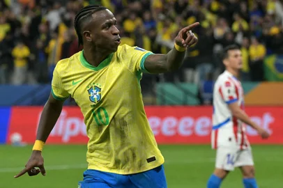 Brazil's forward #10 Vinicius Jr celebrates scoring his team's first goal during the 2026 FIFA World Cup South American qualifiers football match between Brazil and Paraguay at the Neo Quimica Arena in Sao Paulo, Brazil, on June 10, 2025. (Photo by NELSON ALMEIDA / AFP)Editoria: SPOLocal: Sao PauloIndexador: NELSON ALMEIDASecao: soccerFonte: AFPFotógrafo: STF<!-- NICAID(16057011) -->