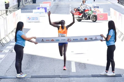 SÃO SILVESTRE 2023SP - SÃO/SILVESTRE/2023 - ESPORTES - Catherine Reline (Quênia), vencedora da categoria Elite Feminina na 98ª Corrida Internacional de São Silvestre, (São Silvestre 2023) neste domingo (31). Disputada na distância de 15 KM, com largada e chegada na Av. Paulista. Corredores de elite do mundo todo, além de milhares de atletas amadores fazem a festa no último dia do ano pelas ruas e avenidas de São Paulo. 31/12/2023 - Foto: ROBERTO CASIMIRO/FOTOARENA/FOTOARENA/ESTADÃO CONTEÚDOEditoria: ESPORTESLocal: SÃO PAULOIndexador: ROBERTO CASIMIROFonte: 2475278Fotógrafo: FOTOARENA<!-- NICAID(15638115) -->