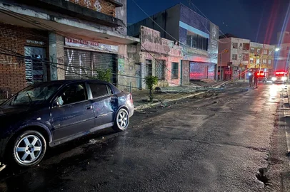 Carro bate em poste e deixa parte da zona leste de Porto Alegre sem luz<!-- NICAID(15449752) -->