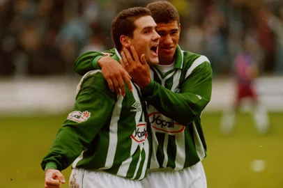 Juventude 1X0 Caxias - Campeonato Gaúcho 1999 - jogador Mabília e Márcio, do Ju, comemoram a classificação para as semifinais do Gauchão. Fonte: Pioneiro<!-- NICAID(572148) -->