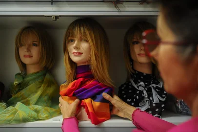 CAXIAS DO SUL, RS, BRASIL, 27/10/2023. A reportagem foi até o Banco de Perucas do Hospital Geral, para pauta sobre os 10 anos do projeto. O espaço oferece perucas, lenços e chapéus para pacientes em tratamento oncológico na instituição. Na foto, Sirley Sonda Massoni. (Bruno Todeschini/Agência RBS)Indexador: BTK<!-- NICAID(15581418) -->