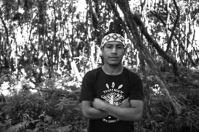 Cacique Kuaray Nhe'ery e o arqueólogo e pesquisador Arno Alvarez Kern lançam livro em Canela.O lançamento da obra Os Mbya Guarani (Libretos, 2025) será realizado em um Nhemboaty (encontro) com a Aldeia Tekoá Kurity, na cidade de Canela, dia 28 de junho, sábado, no Laje de Pedra Mountain Village (final da Avenida do Parque), a partir das 16h.O livro, escrito pelo Cacique Kuaray Nhe'ery e o arqueólogo e pesquisador Arno Alvarez Kern, configura uma leitura leve e envolvente, apresentando desde as migrações dos povos originários no mundo, de acordo com os vestígios arqueológicos, ao legado guarani e a apresentação da Aldeia Tekoá Kurity, em sua conformação atual.Aborda o idioma guarani, a cultura do povo, hábitos de sobrevivência, construções, artesanato e ressalta o grande respeito à natureza, além de descrever suas divindades, originada na cosmologia que rege as crenças do povo guarani.<!-- NICAID(16065127) -->