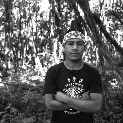 Cacique Kuaray Nhe'ery e o arqueólogo e pesquisador Arno Alvarez Kern lançam livro em Canela.O lançamento da obra Os Mbya Guarani (Libretos, 2025) será realizado em um Nhemboaty (encontro) com a Aldeia Tekoá Kurity, na cidade de Canela, dia 28 de junho, sábado, no Laje de Pedra Mountain Village (final da Avenida do Parque), a partir das 16h.O livro, escrito pelo Cacique Kuaray Nhe'ery e o arqueólogo e pesquisador Arno Alvarez Kern, configura uma leitura leve e envolvente, apresentando desde as migrações dos povos originários no mundo, de acordo com os vestígios arqueológicos, ao legado guarani e a apresentação da Aldeia Tekoá Kurity, em sua conformação atual.Aborda o idioma guarani, a cultura do povo, hábitos de sobrevivência, construções, artesanato e ressalta o grande respeito à natureza, além de descrever suas divindades, originada na cosmologia que rege as crenças do povo guarani.<!-- NICAID(16065127) -->