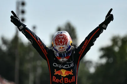 Red Bull Racing's Dutch driver Max Verstappen celebrates after winning the Italian Formula One Grand Prix at the Autodromo Nazionale Monza circuit, in Monza, northern Italy, on September 7, 2025. (Photo by Marco BERTORELLO / AFP)Editoria: SPOLocal: MonzaIndexador: MARCO BERTORELLOSecao: motor racingFonte: AFPFotógrafo: STF<!-- NICAID(16124946) -->